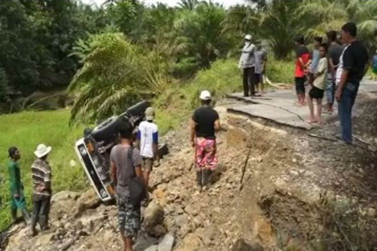 Mobil seorang ustaz yang terjungkal di desa Lili Mori, Pasangkayu, saat akan menghadiri ceramah Ramadhan usai shalat Tarawih, Minggu (20/5/2018)