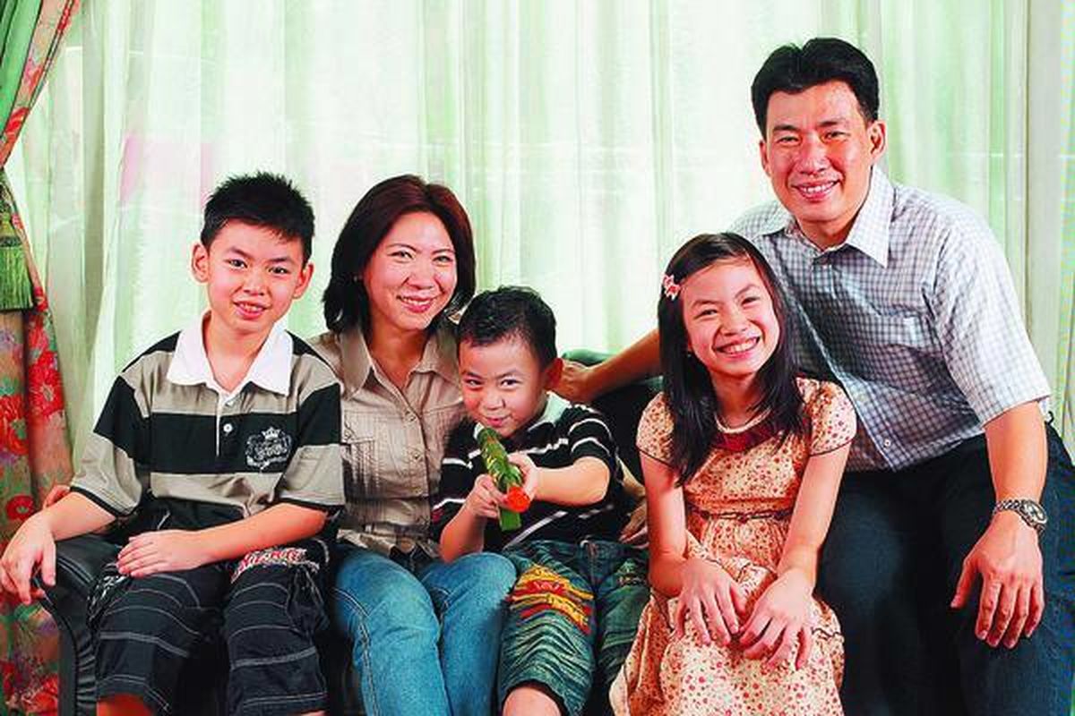 Susi Susanti dan Alan Budikusuma beserta anak-anaknya.