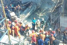 Upaya Pengangkatan Korban Jembatan TIM, Petugas Tertimpa Beton