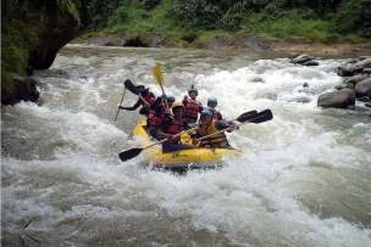 Wisatawan berarung jeram (rafting) menikmati sensasi arus sungai Sengkarang, di Desa Lolong, Kecamatan Karanganyar, Kabupaten Pekalongan, Jawa Tengah, Minggu (28/2/2016). Selain rafting, bersama Lolong Adventure, wisatawan juga bisa menikmati aktivitas tubing, outbond, jungle trekking dan camping.