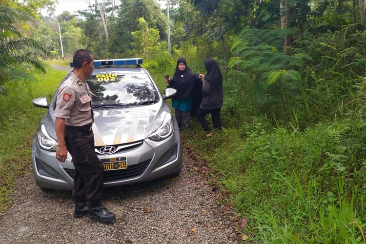 Polisi melakukan olah TKP di kampus Universitas Andalas terkait kasus begal yang menimpa seorang mahasiswi, Jumat (19/7/2019) (Dok: Humas Polsek Pauh)