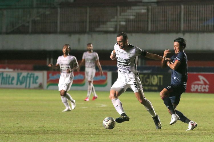 Penyerang Bali United, Ilija Spasojevic, kala beraksi dalam laga Liga 1 2021-2022 kontra Arema FC di Stadion Maguwoharjo, Minggu 5 Desember 2021.