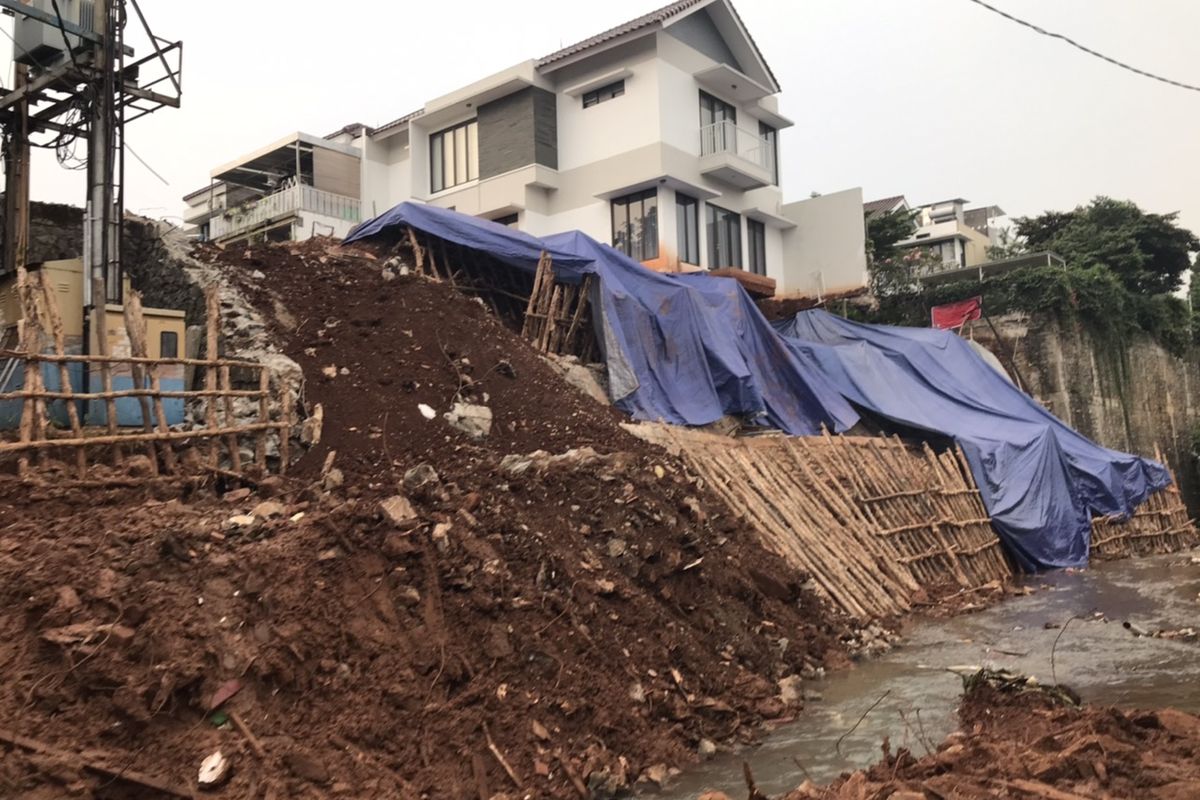 Sebuah rumah di perumahan Melati Residence, Ciganjur, Jagakarsa, Jakarta yang berbatasan dengan turap longsor masih menggantung sebagian pada Kamis (15/10/2020).