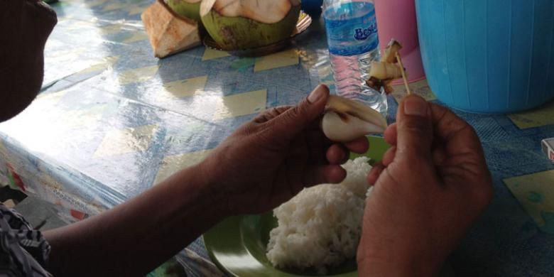 Gonggong, kuliner di Bintan, Kepulauan Riau, yakni sejenis siput yang disantap dengan sambal. Gonggong disajikan lengkap dengan cangkangnya. Tentu perlu sedikit usaha untuk bisa memakan dagingnya.