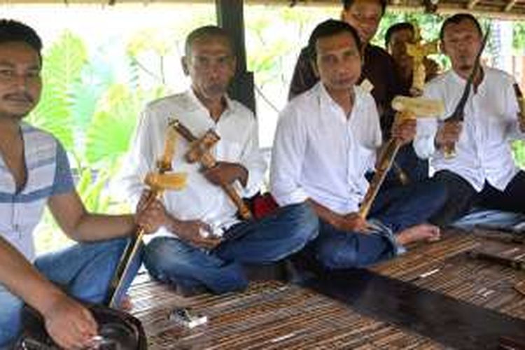 Anggota Selaparang-Mandalika, komunitas pencinta keris di Mataram, Nusa Tenggara Barat, aktif menggelar pameran di sejumlah daerah, termasuk di Mataram. Pada 15-17 September 2016 lalu, mereka memamerkan koleksi keris mereka di Museum Negeri NTB.