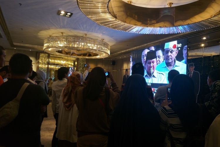 relawan pasangan Calon Presiden dan Wakil Presiden nomor urut 2 Prabowo Subianto dan Sandiaga Uno berkumpul di depan layar besar di Ballroom Ambhara Hotel, Melawai, Jakarta Selatan, Rabu (17/4/2018). 