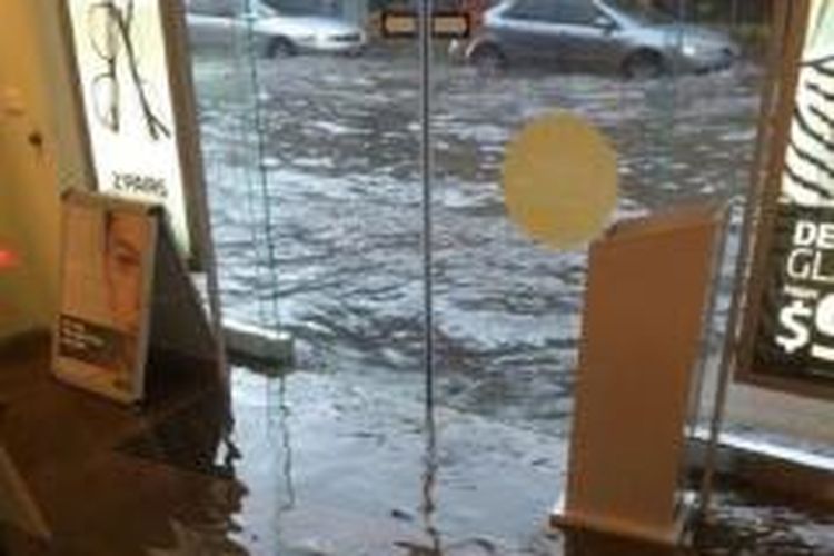 Sejumlah tempat bisnis dan ruas jalan di Camberwell dibanjiri air akibat cuaca buruk yang melanda