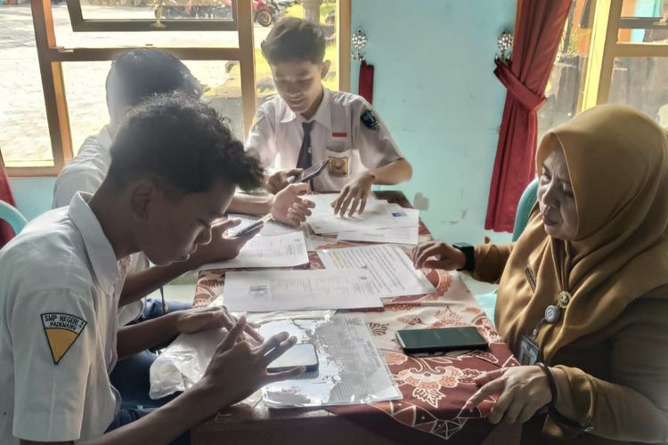 Sejumlah calon murid melakukan pengambilan PIN SPMB Jatim 2025 di SMAN 2 Pamekasan