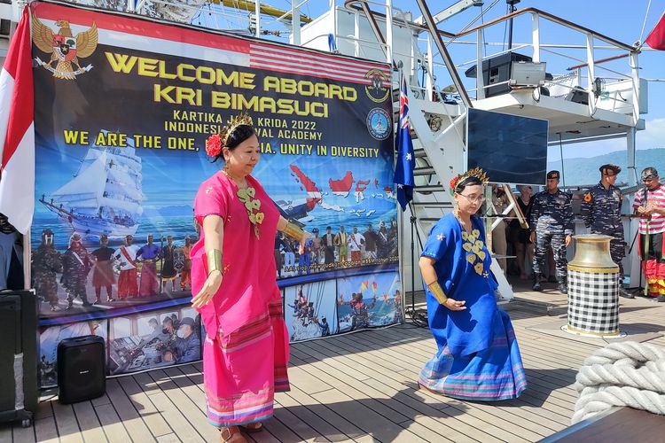 Penampilan Tari Makassar oleh Cairns Indonesian-Australian Association pada Open Ship KRI Bima Suci.