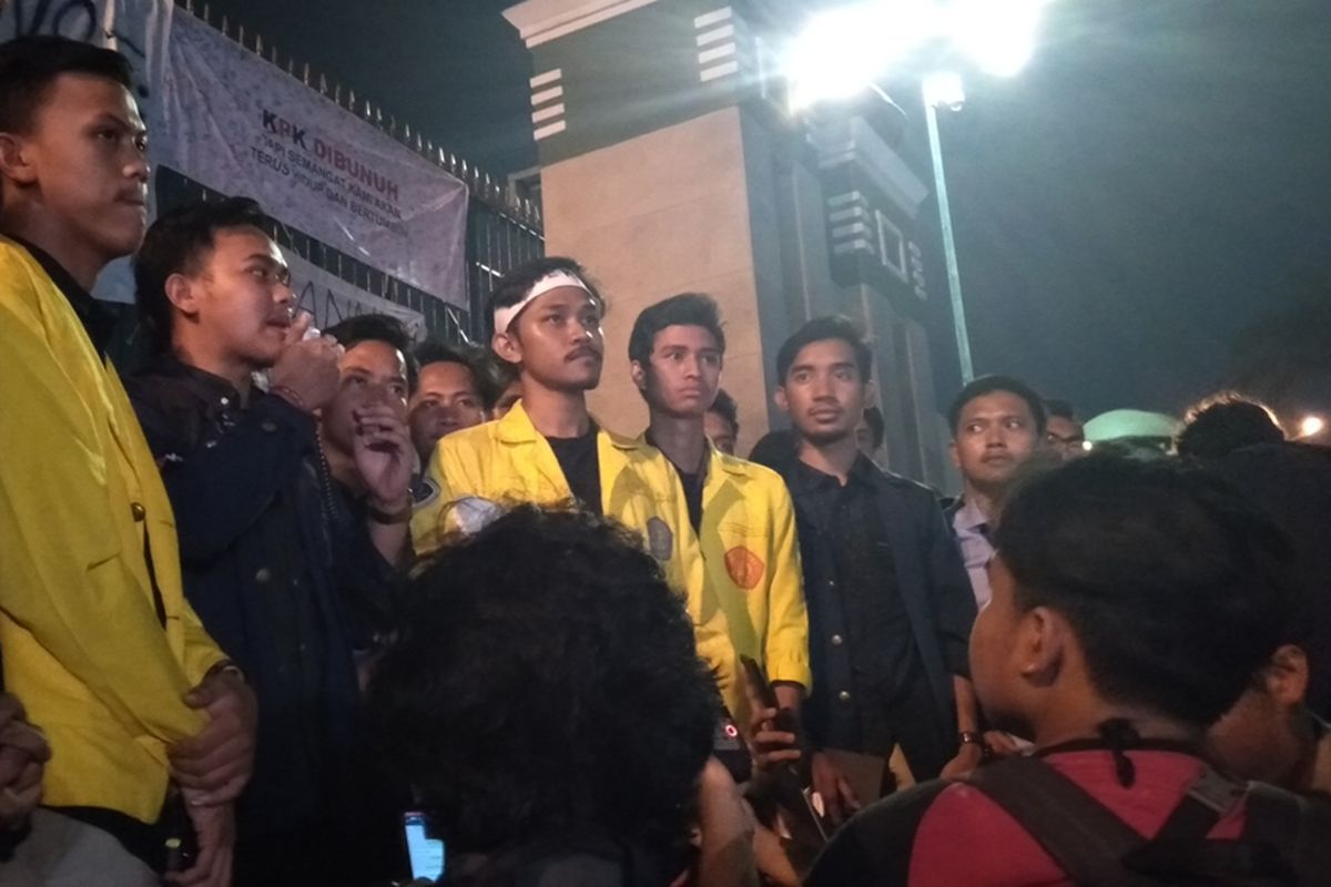 Perwakilan mahasiswa yang berunjuk rasa di depan gedung DPR/MPR RI di Jalan Gatot Subroto, Jakarta, Kamis (19/9/2019), masuk ke dalam gedung DPR/MPR. Mereka menyampaikan aspirasi terkait beberapa hal, salah satunya penolakan terhadap Revisi UU KPK.