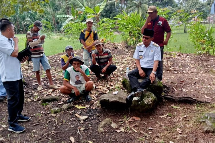 Bupati Lebong Kopli Ansori di tengah masyarakat dalam program Bupati Ngantor di Desa (Bunga Desa).