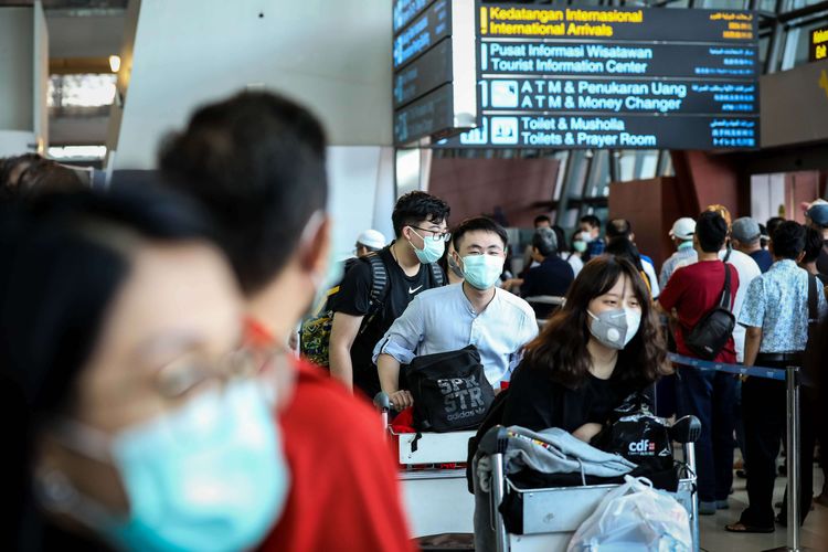 Wisatawan asal China saat tiba di Terminal 3 Bandara Soekarno-Hatta, Selasa (28/1/2020). Saat ini ada sekitar 40.000 penumpang keberangkatan dan kedatangan internasional yang hilir mudik ke Bandara Soekarno-Hatta. Data terakhir mencatat wabah Corona sudah menjangkiti 4.500 orang dan menewaskan 106 orang di China.