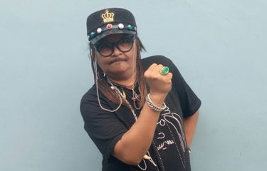  Jhonny Iskandar dari Orkes Moral Pengantar Minum Racun (OM PMR) berfoto pada sebuah kegiatan di kawasan Tendean, Senin (8/1/2018).