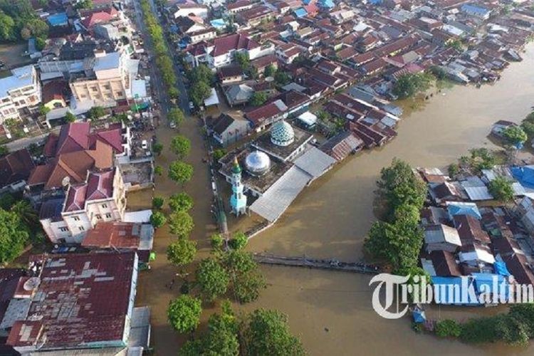 Pemandangan dari udara suasana banjir yang masih terjadi di kawasan Jalan dr Soetomo, Samarinda, Senin (10/6/2019).