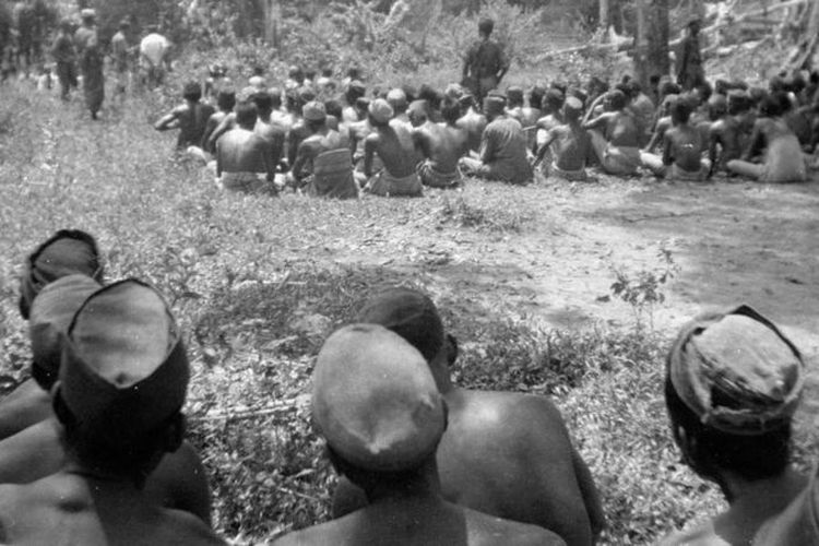 Penduduk diminta berkumpul untuk menyaksikan eksekusi di Sulawesi Selatan tahun 1947.