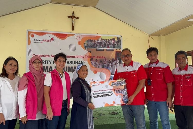 Direktur Utama Telkom Akses Stanislaus Susatyo (ketiga dari kanan), Direktur HC & IT Nizar (kedua dari kanan), General Manager Telkom Akses Bali Nusra I Gusti Gde Donny Wardhana (paling kanan), dan Forsikatel Group Telkom Akses saat menyerahkan bantuan kepada perwakilan Panti Asuhan Alma Baitama, beberapa waktu yang lalu. 