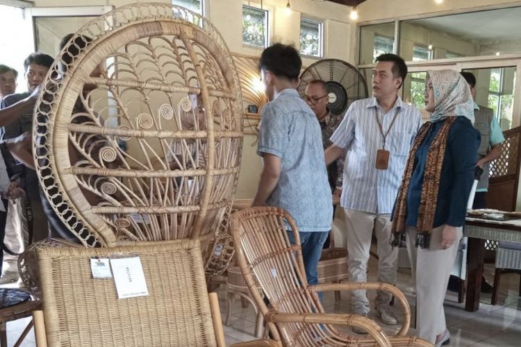 Kepala Disperindag Jabar Noneng Komara Nengsih (kanan) saat meninjau pameran produk rotan di Cirebon, Jawa Barat, Selasa (30/4/2024).