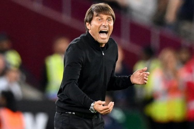 Ekspresi Antonio Conte dalam laga West Ham vs Tottenham Hotspur. Laga yang digelar di Stadion Olimpiade, London, pada Kamis (1/9/2022) dini hari WIB tersebut berakhir dengan skor imbang 1-1. Terkini, Antonio Conte dikabarkan bakal dipecat Tottenham Hotspur pada pekan ini.