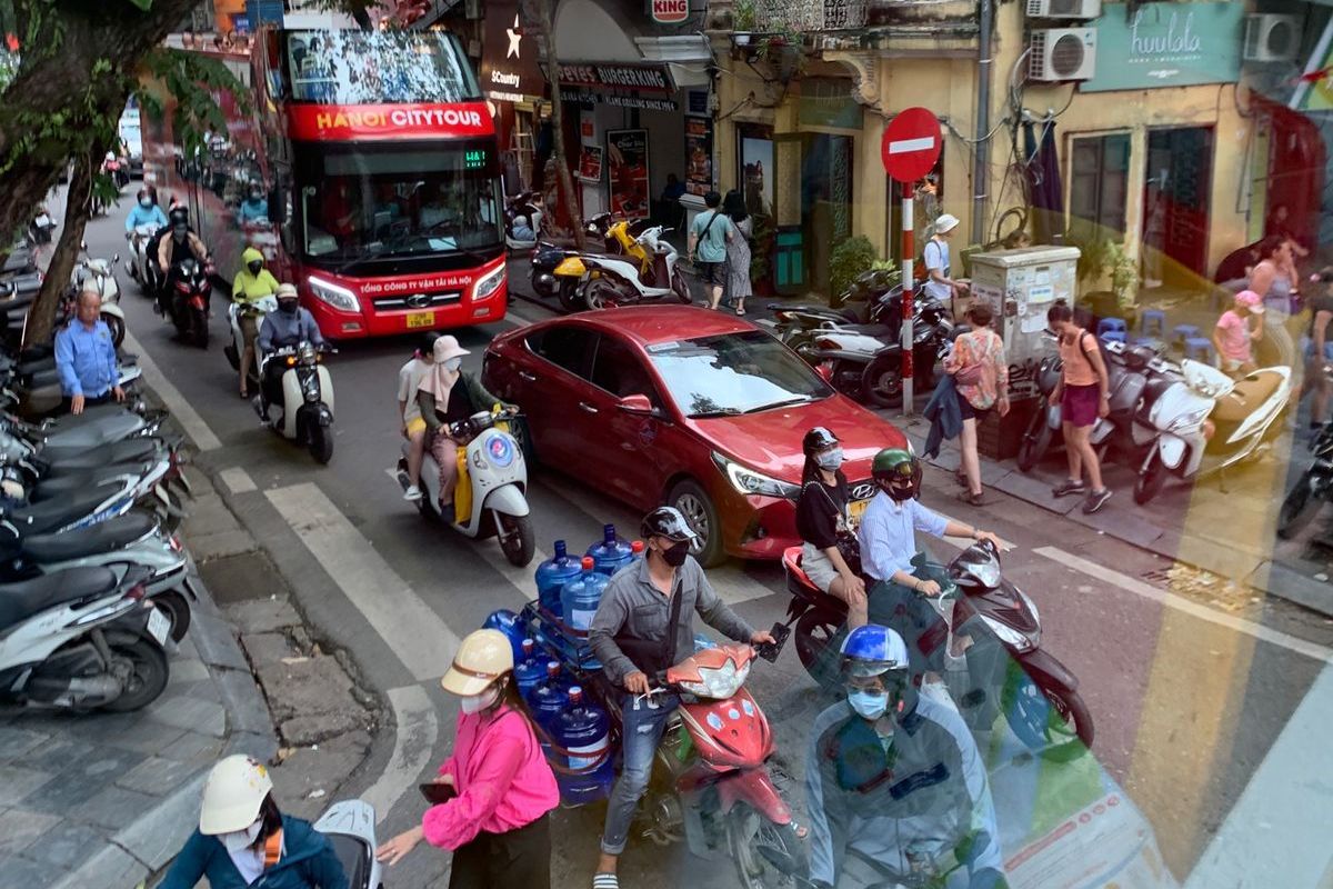 Kondisi lalu lintas di jalanan Kota Hanoi, Vietnam pada Mei 2024.