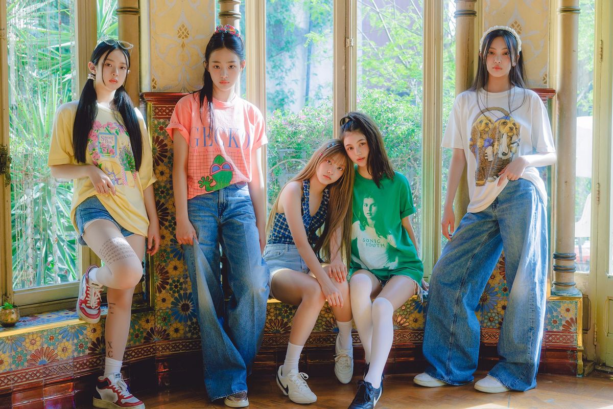 NewJeans merupakan girl group rookie di bawah naungan ADOR, agensi baru yang merupakan anak perusahaan HYBE.