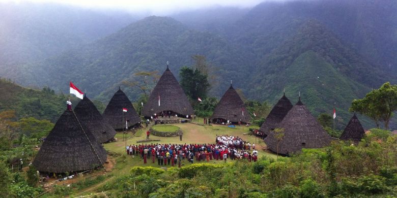 Upacara peringatan HUT ke-72 Kemerdekaan Indonesia di perkampungan adat tradisional Wae Rebo di dataran tinggi Manggarai, NTT, Kamis (17/8/2017).