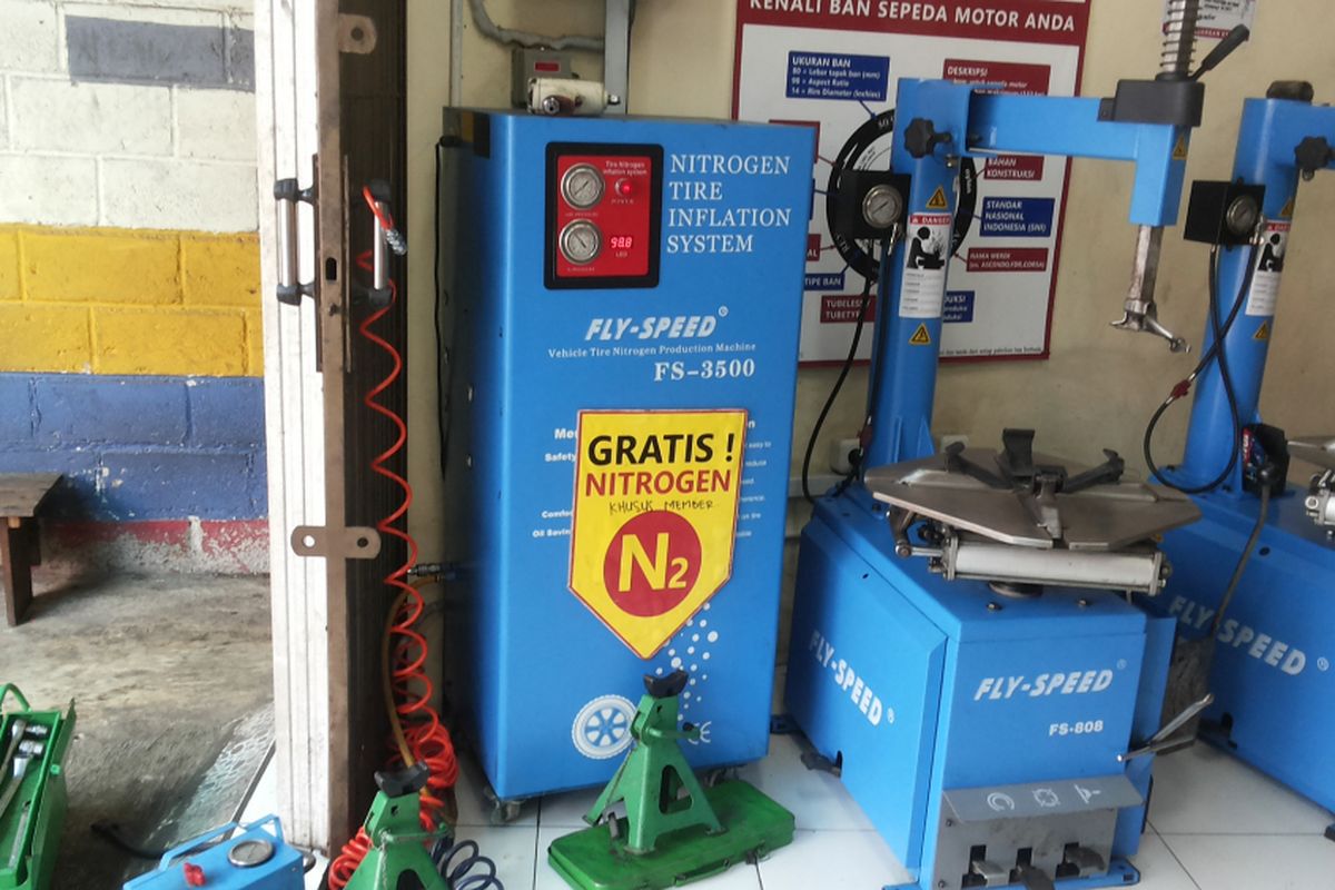 Mesin generator untuk memproduksi nitrogen di salah satu outlet penjualan ban yang melayani pengisian ban dengan nitrogen di Depok, Kamis (8/2/2018).