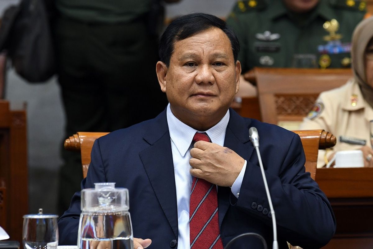 Menteri Pertahanan Prabowo Subianto bersiap mengikuti rapat bersama Komisi I DPR di kompleks Parlemen, Jakarta, Senin (11/11/2019). Rapat bersama antara DPR dan Kementerian Pertahanan (Kemhan) membahas rencana kerja Kemhan tahun 2020 beserta dukungan anggarannya. ANTARA FOTO/Aditya Pradana Putra/ama.
  *** Local Caption *** 

