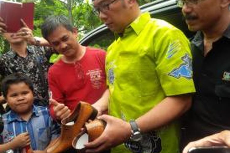 Wali Kota Bandung Ridwan Kamil meluncurkan sepatu dengan brand dirinya, RK Fashion.