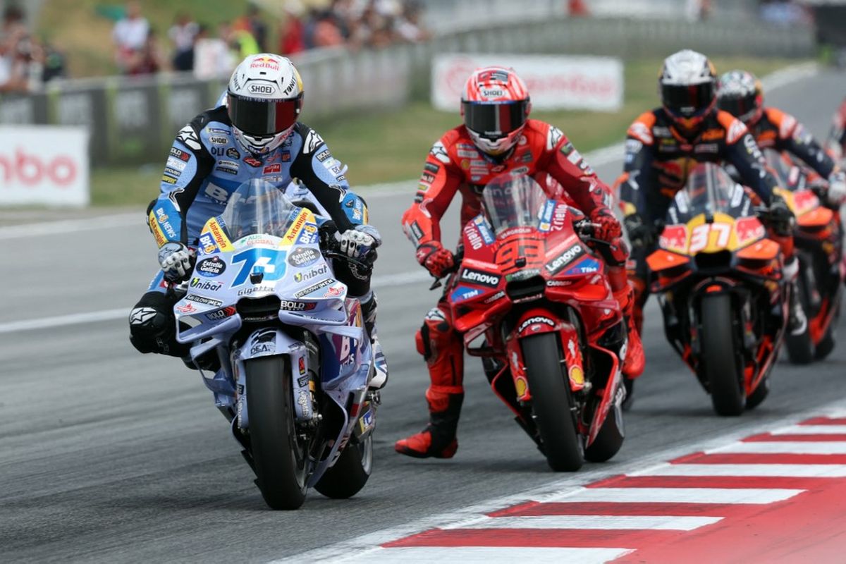 Pebalap BK8 Gresini Racing, Alex Marquez (kiri), mengendarai motor di depan pebalap Ducati Lenovo Team, Marc Marquez, dalam ajang MotoGP Catalunya 2025 di Sirkuit Barcelona-Catalunya pada 7 September 2025 di Montmelo di pinggiran Barcelona. (Foto oleh Lluis GENE / AFP)