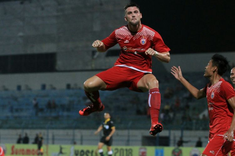 Marko Simic merayakan golnya ke gawang Kedah FA, pada pertandingan kedua Persija Jakarta pada ajang Suramadu Super Cup 2018, di Stadion Gelora Bangkalan, Madura, Selasa (9/1/2018).