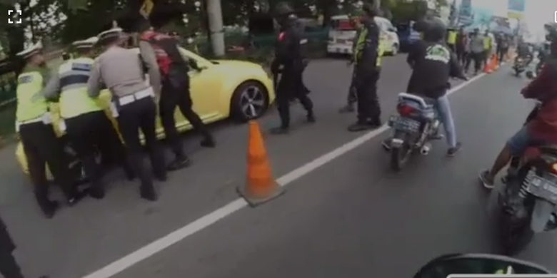 Pengendara mobil VW kuning menolak berhenti dan menabrak polisi hingga melarikan diri.