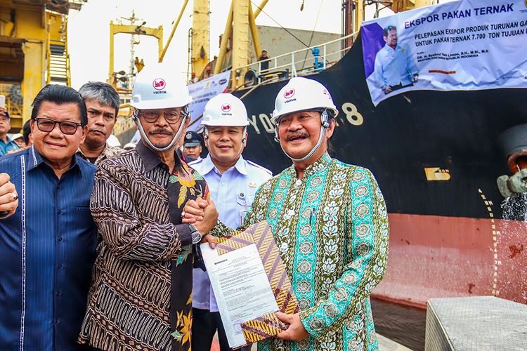 Menteri Pertanian RI, Syahrul Yasin Limpo (Kiri) saat Melepas Ekspor Pakan Ternak di Dermaga 1 Anjungan, Jakarta Utara, Rabu (27/11/2019).