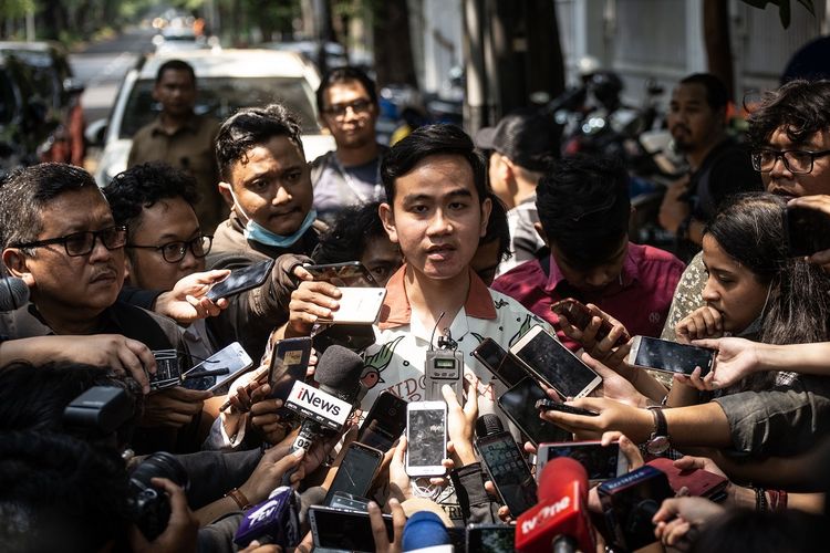 Putra Presiden Joko Widodo, Gibran Rakabuming Raka (tengah) didampingi Sekjen PDIP Hasto Kristiyanto (kiri) menjawab pertanyaan wartawan seusai melakukan pertemuan tertutup dengan Ketum PDIP Megawati Soekarnoputri di kediaman Megawati di Jalan Teuku Umar, Menteng, Jakarta, Kamis (24/10/2019). Pertemuan tersebut membahas pencalonan dirinya sebagai bakal calon Wali Kota Solo. ANTARA FOTO/Aprillio Akbar/hp.