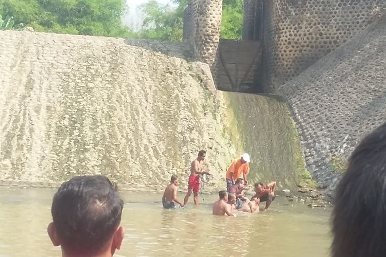 Tim gabungan sementara mengevakuasi salah satu pekerja proyek asal Ponorogo yang ditemukan tewas tenggelam di Waduk Segaran, Dusun Wates, Desa Kebonagung, Kecamatan Mejayan, Kabupaten Madiun, Jawa Timur, Jumat ( 6/9/2019) sore.