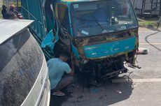 Diduga Sopir Microsleep, Mobil Seruduk Truk