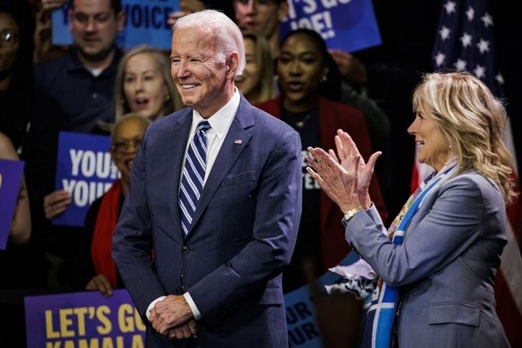Presiden Amerika Serikat Joe Biden tersenyum pada acara Partai Demokrat, Kamis (10/11/2022) di ibukota Washington DC merayakan hasil lebih baik dari prediksi yang diraih Demokrat di pemilu paruh waktu (midterm)