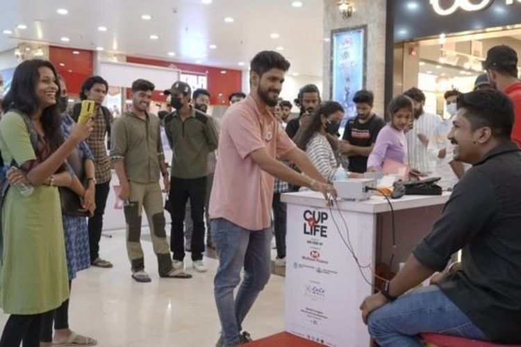 Simulator haid dibuka di pusat perbelanjaan dan kampus-kampus Ernakulam, India buat pria yang mau mencobanya.