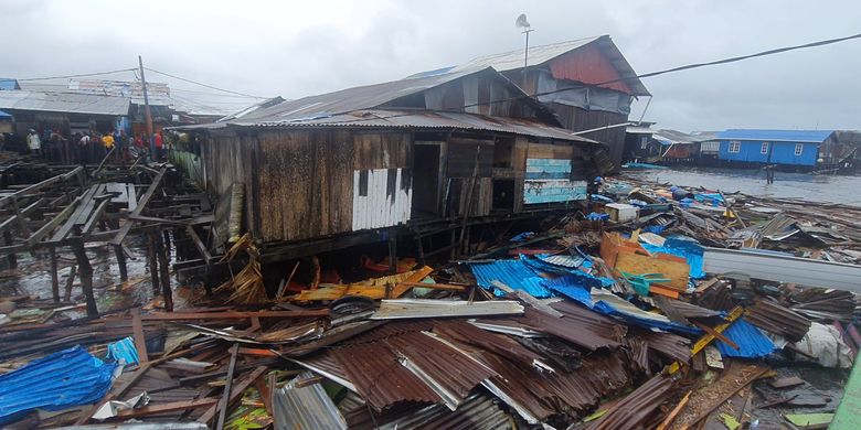 Berita Harian Rumah-warga-rusak-berat-diterjang-gelombang-pasang ...