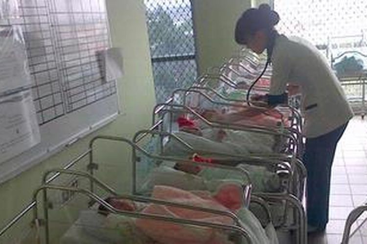 Ruang bayi Rumah Sakit Umum Daerah Cengkareng Jakarta Barat. Pada tanggal 12 bulan 12 tahun 2012, terdapat 7 ibu melahirkan di RSUD tersebut.