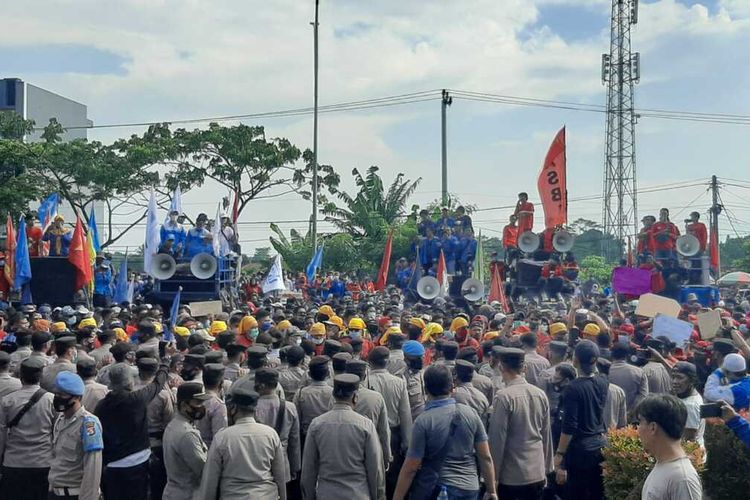 Ribuan buruh dan pekerja menggelar aksi unjuk rasa menuntut adanya revisi SK UMK tahun 2022 oleh Gubernur Banten Wahidin Halim