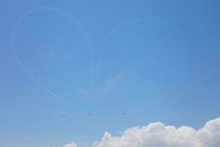 Pesan Cinta Jupiter Aerobatik Team TNI Angkatan Udara di Langit Surabaya