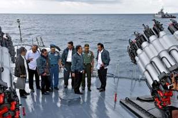 Presiden Joko Widodo meninjau kawasan perairan Natuna dari atas KRI Imam Bonjol, Kamis (23/6/2016).