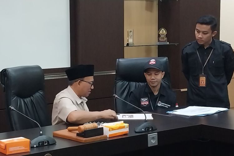 Petugas coklit KPU Kota Tasikmalaya, Jawa Barat, sedang mencocokan data pemilih secara faktual kepada Ketua DPRD Kota Tasikmalaya, Aslim, di kantornya pada Senin (27/2/2023).