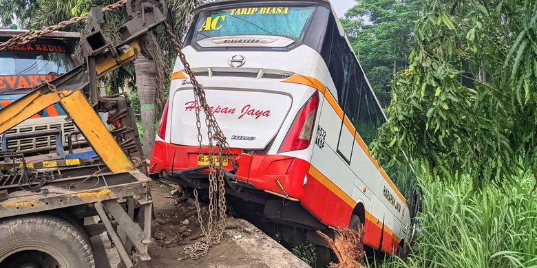 Bus Accident in Kediri: Driver Describes Collision and Injury of 12 People