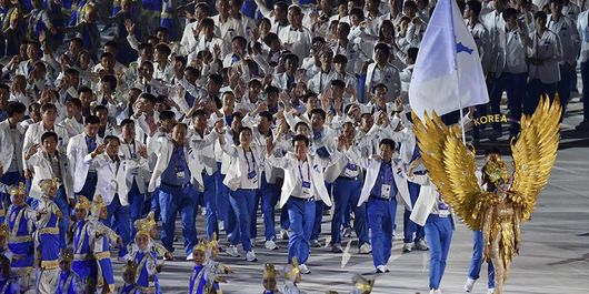 Defile kontingen Unified Korea saat Pembukaan Asian Games ke-18 Tahun 2018 di Stadion Utama Gelora Bung Karno, Senayan, Jakarta, Sabtu (18/8/2018). Tim Korea Bersatu, gabungan dari Korea Selatan dan Korea Utara, sukses meraih medali emas pertamanya di Asian Games 2018 dan menjadi tonggak bersejarah bersatunya dua Korea di arena setelah tercerai-berai akibat perang yang meletus pada 1950-1953.