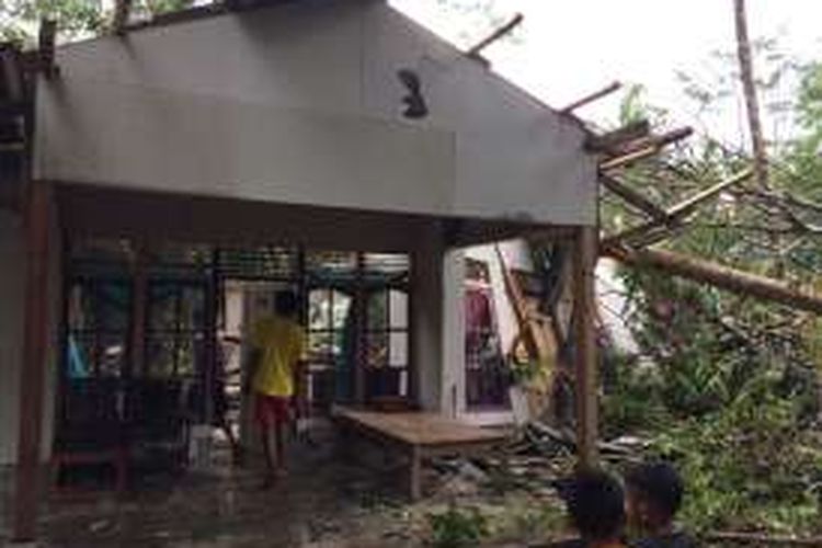 Rumah warga di Desa Kalangjaladri, Kecamatan Parigi, Kabupaten Pangandaran rusak akibat diterjang puting beliung, Rabu (12/10/2016).