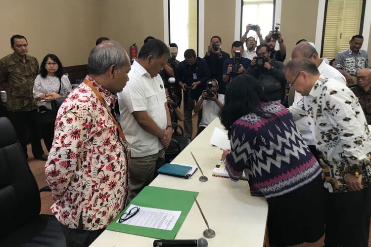 Penandatanganan kontrak bagi hasil empat blok migas di kantor Kementerian ESDM, Jakarta, Rabu (11/4/2018).