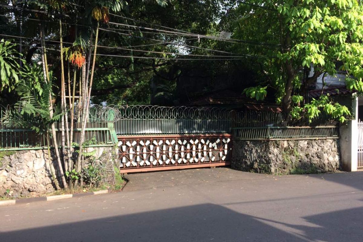 Tampak kediaman Boy Sadikin yang dijadikan Rumah Partisipasi Anies Baswedan dan Sandiaga Uno di Jalan Borobudur Nomor 2, Menteng, Jakarta Pusat, Jumat (12/5/2017) siang. Belum ada kegiatan sama sekali di tempat ini.