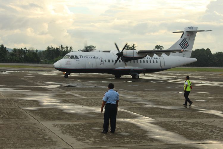 Pesawat Trigana Air jenis ATR, saat mendarat di Bandara Sentani, Kabupaten Jayapura, Provinsi Papua belum lama ini. Manajemen Trigana Air telah memutuskan untuk membuka kembali penerbangan rute Jayapura-Yahukimo yang sempat terhenti atau ditutup beberapa pekan lalu. Rute penerbangan Trigana Air resmi dibuka kembali pada Rabu (5/4/2023).