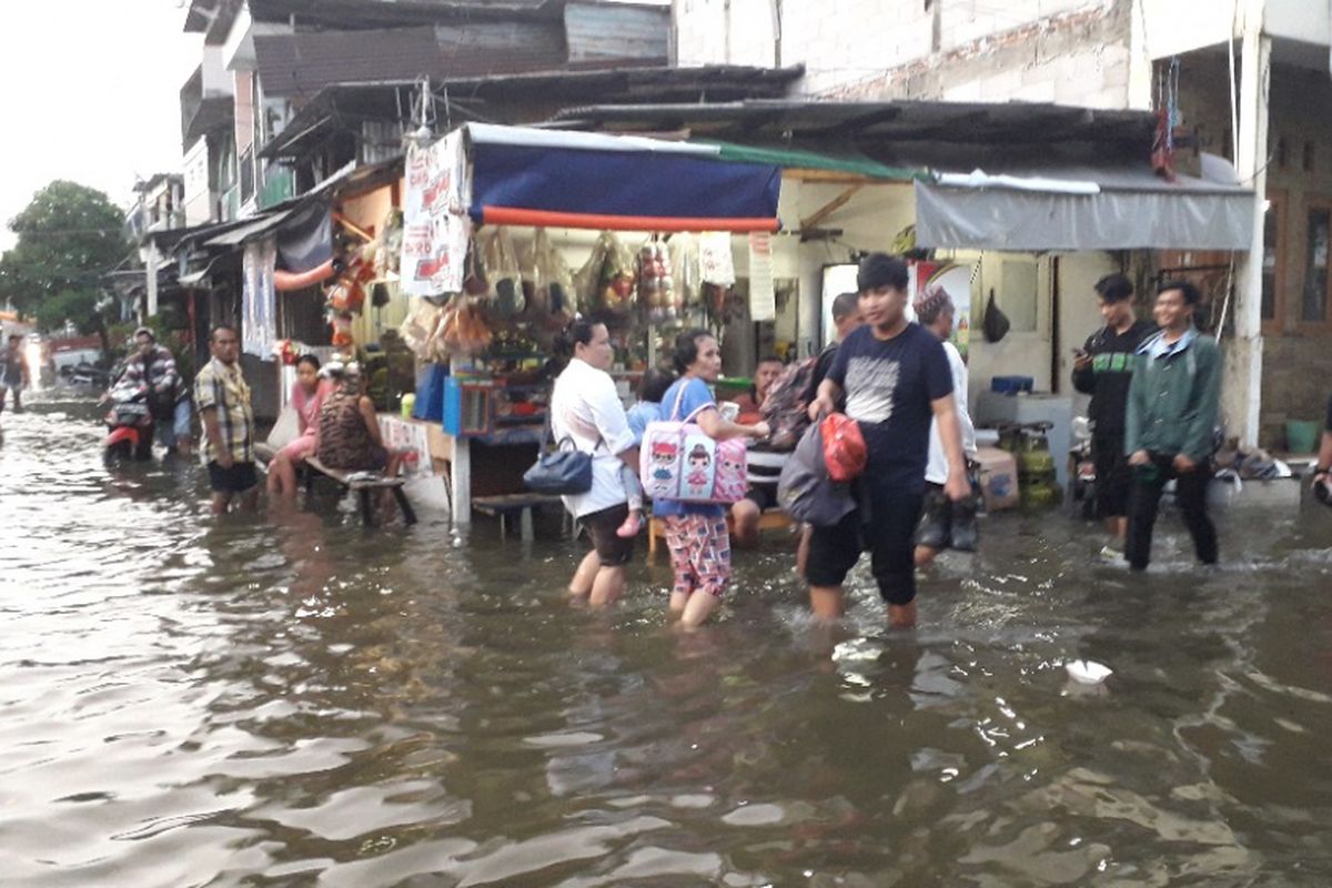 Sejumlah warga mengungsi akibat banjir yang merendam Jalan Kerapu 1 Muara Angke tidak kunjung surut, Jumat (25/1/2019).
